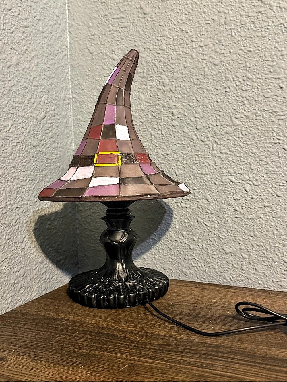 Stained Glass Style Witch Hat Table Lamp in Brown & Pink
